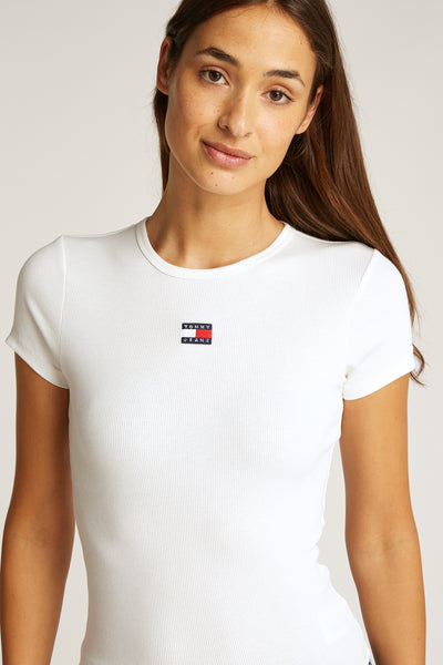 T-shirt blanc à manches courtes de TOMMY JEANS, en maille côtelée.