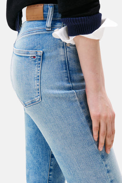 Wijde spijkerbroek in lichtblauw denim van TOMMY JEANS, achterzakdetail en taillelabel.