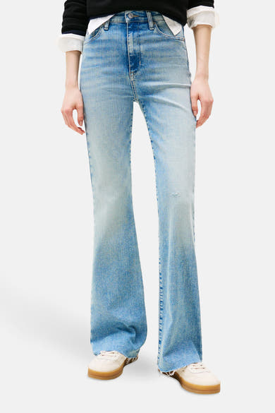 Uitlopende jeans van lichtblauw denim van TOMMY JEANS, met lichte wassing en rafelige zomen.