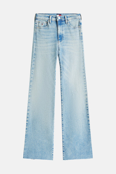 Jean évasé en denim bleu clair de Tommy Jeans, avec une coupe ample et ourlet brut.

