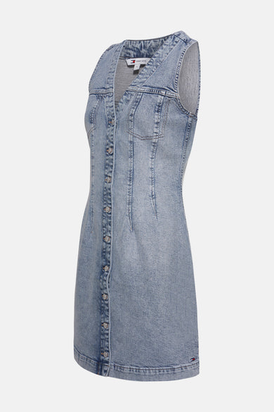 Middelblauwe denimjurk van TOMMY JEANS, met knoopsluiting over de hele lengte en een aansluitende pasvorm.