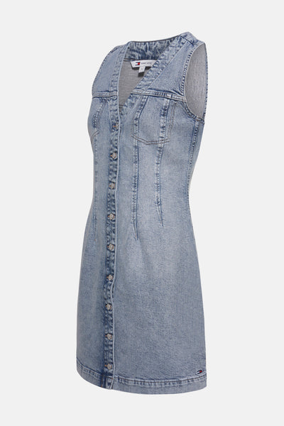 Middelblauwe denimjurk van TOMMY JEANS, met knoopsluiting over de hele lengte en een aansluitende pasvorm.
