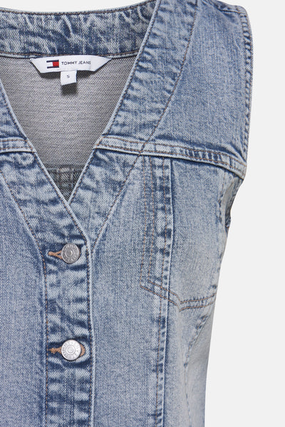 Robe en denim bleu moyen de TOMMY JEANS, avec boutons, poche poitrine et coutures apparentes.