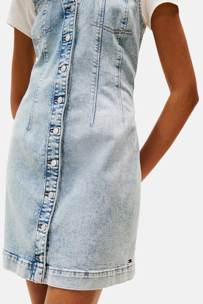 Robe en jean bleu moyen de TOMMY JEANS, boutonnée sur le devant et coupe courte.