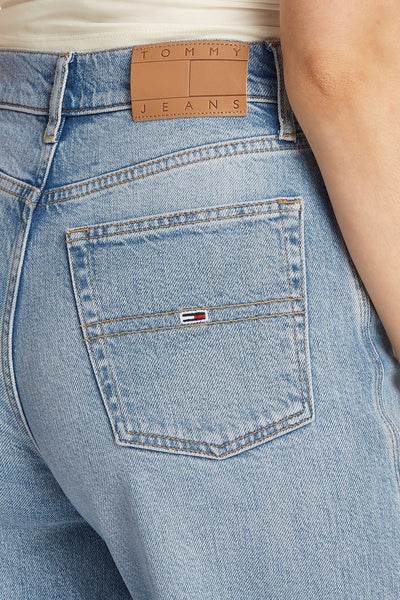 Wijde spijkerbroek in lichtblauw denim van TOMMY JEANS, met achterzak en logopatch op de taille.