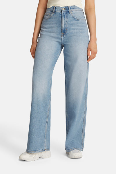 Jean large en denim bleu clair de TOMMY JEANS, avec des détails de couture apparents.