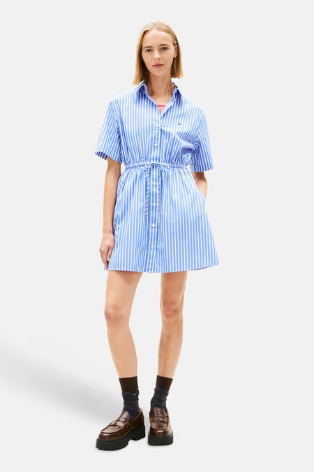 Blauwe jurk met verticale strepen van TOMMY JEANS, korte mouwen en elastische taille.