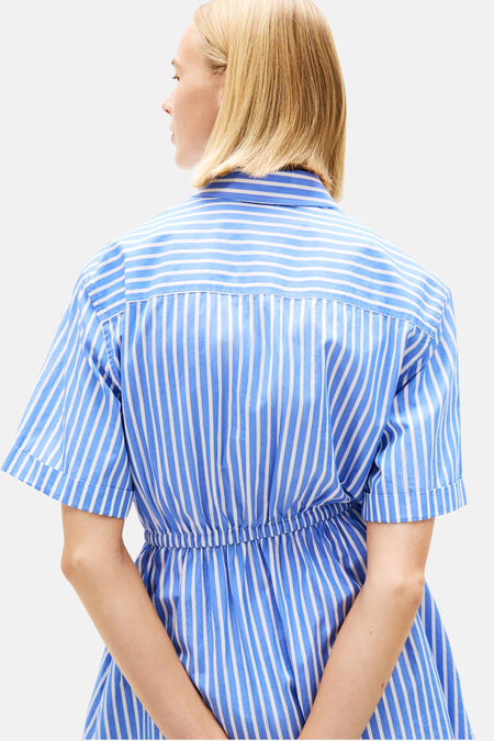 Robe bleue à rayures verticales de TOMMY JEANS, manches courtes et taille élastiquée.