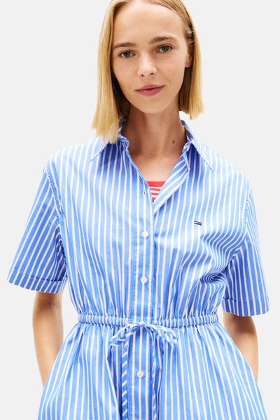 Robe bleue rayée de TOMMY JEANS, avec ceinture à nouer et manches courtes.
