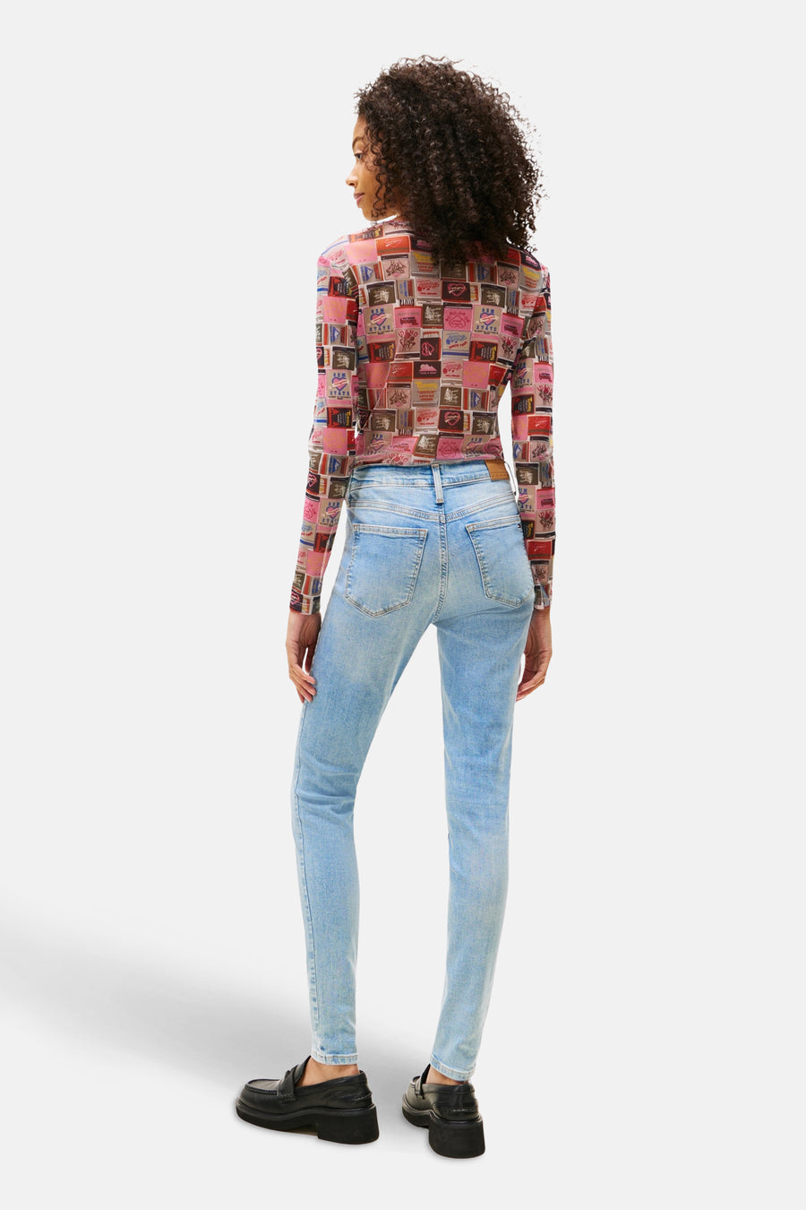 Jean skinny en denim bleu clair de Tommy Jeans, avec une chemise imprimée.
