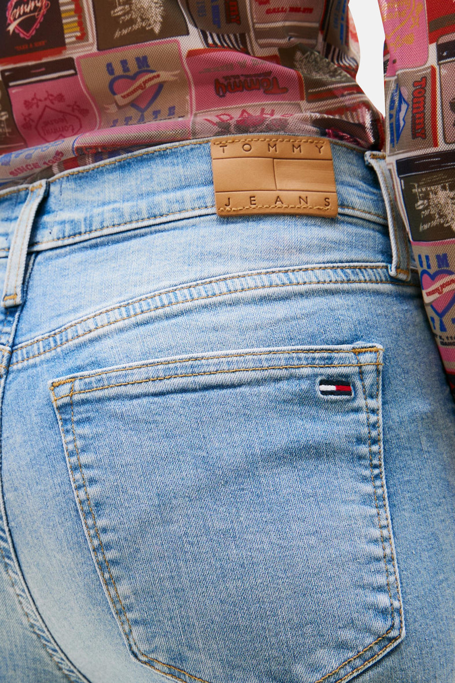 Jean skinny en denim bleu clair de TOMMY JEANS, avec une poche arrière ornée du logo de la marque.

