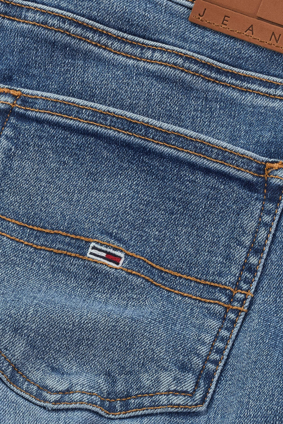 Blauwe uitlopende jeans van Tommy Jeans, met een achterzak versierd met het kenmerkende logo.