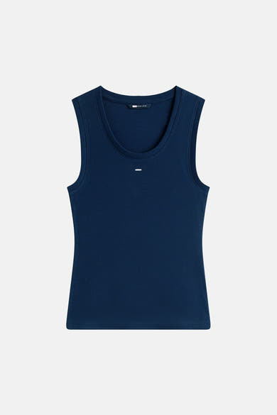 Top uni bleu à côtes de Tommy Jeans, avec encolure arrondie et logo discret.