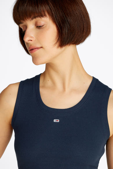 Top uni bleu de Tommy Jeans, en maille côtelée avec un petit logo sur la poitrine.