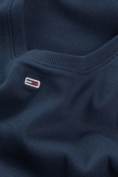 Top uni bleu à manches courtes de Tommy Jeans, avec texture côtelée et petit logo brodé.