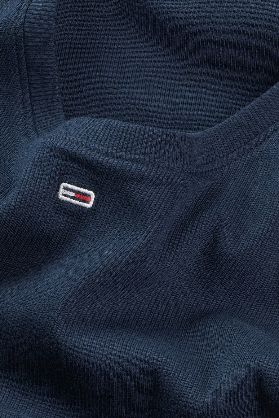 Top uni bleu à manches courtes de Tommy Jeans, avec texture côtelée et petit logo brodé.