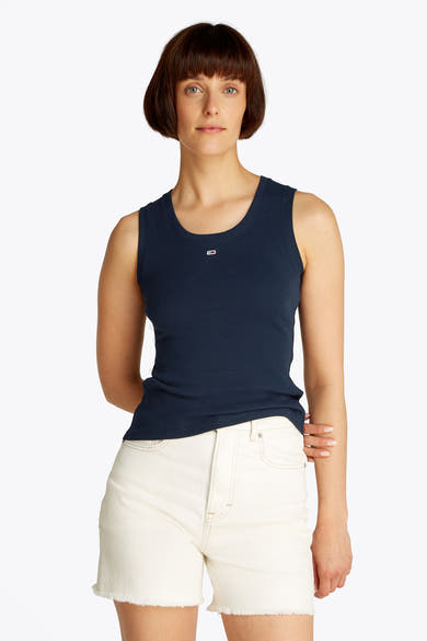 Débardeur bleu côtelé de Tommy Jeans, porté avec un short taille haute écru.