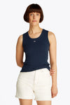 Débardeur bleu côtelé de Tommy Jeans, porté avec un short taille haute écru.