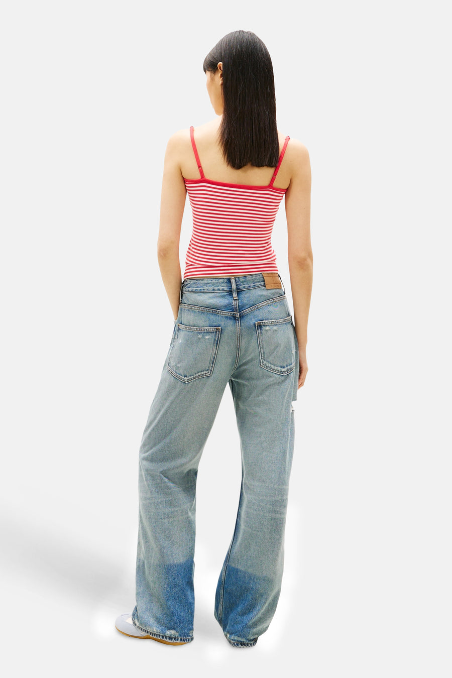 Multikleurig hemdje van TOMMY JEANS met horizontale strepen, gedragen met een wijde, uitgewassen spijkerbroek.