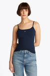 Débardeur bleu marine de TOMMY JEANS, porté avec un jean taille haute.