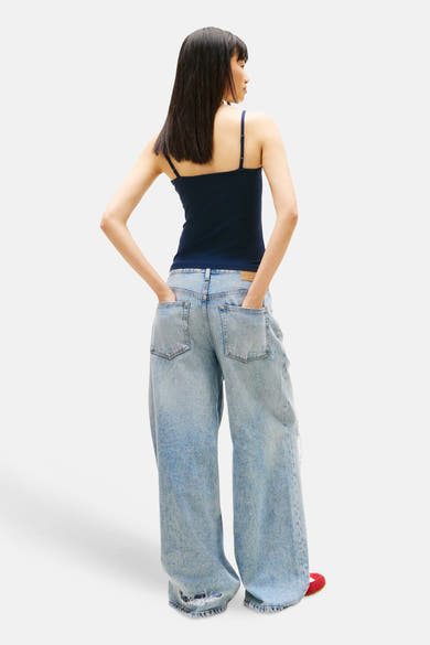 Débardeur bleu de TOMMY JEANS, porté avec un jean ample, vue de dos.