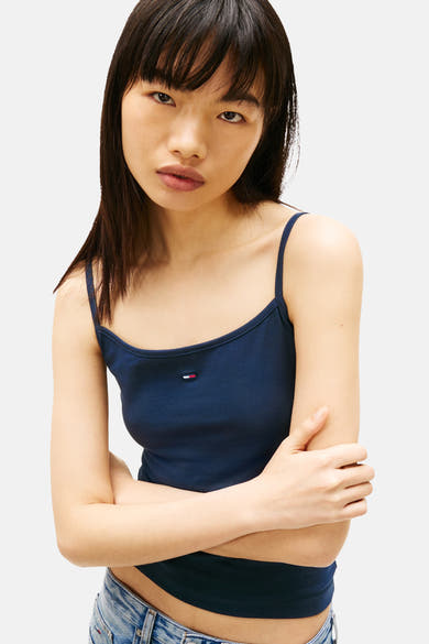 Débardeur bleu de TOMMY JEANS, porté avec un jean taille basse, sur fond neutre.