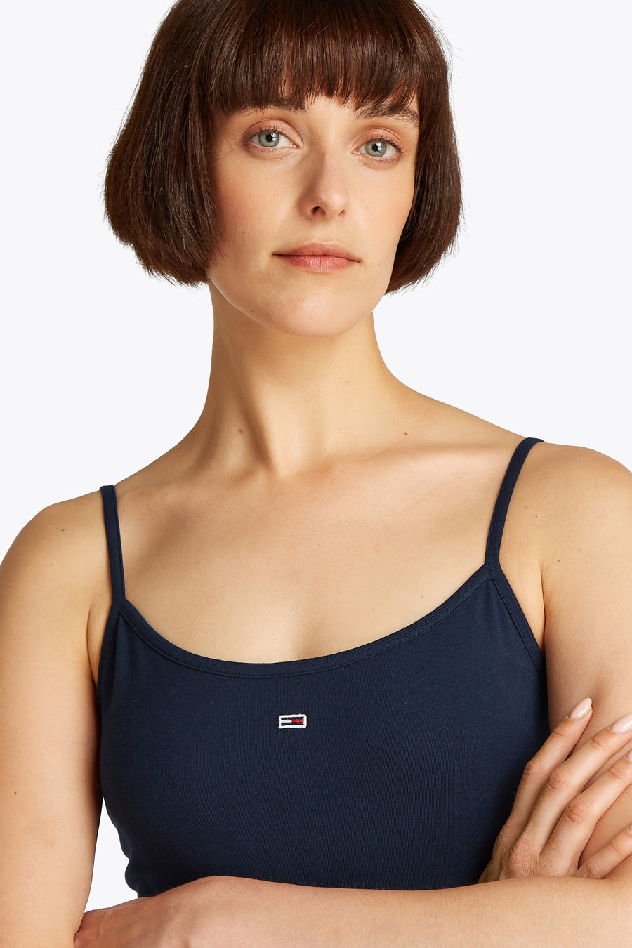Débardeur bleu marine de TOMMY JEANS, coupe classique avec fines bretelles et logo discret sur la poitrine.
