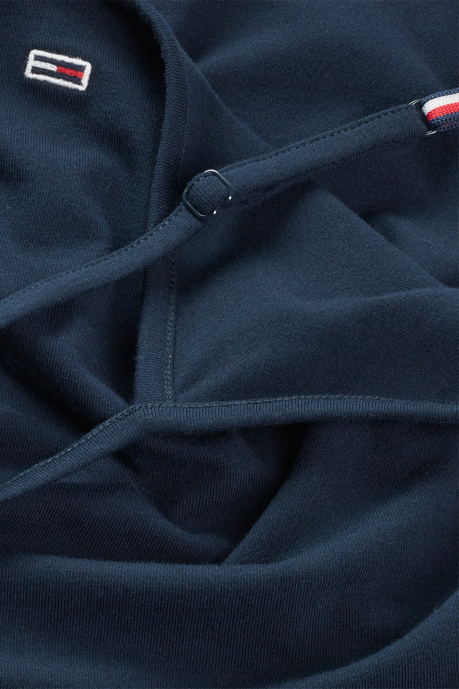 Débardeur bleu marine par Tommy Jeans avec fines bretelles, logo brodé et dos croisé.
