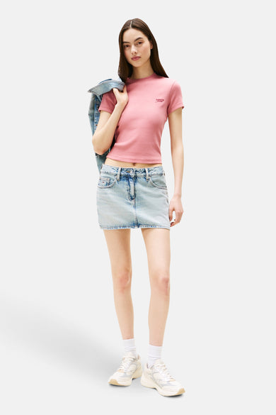 Effenchemise à manches courtes rose de Tommy Jeans, avec une veste en jean et une minijupe en denim.