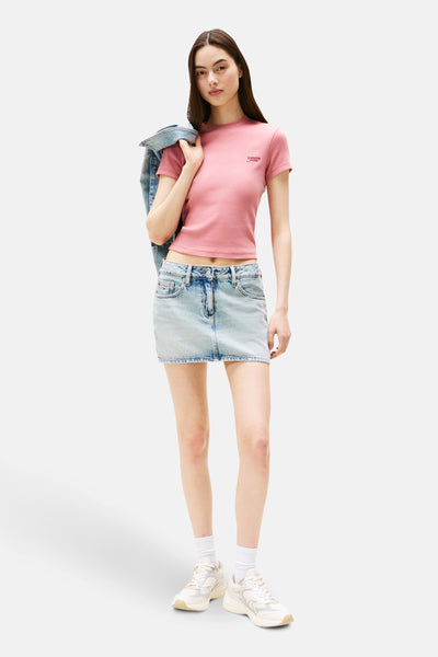 Effenchemise à manches courtes rose de Tommy Jeans, avec une veste en jean et une minijupe en denim.