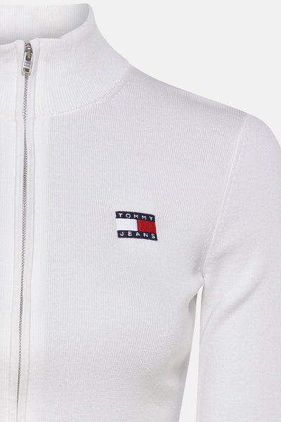 Witte gebreide bodywarmer van TOMMY JEANS, met zilveren ritssluiting en geborduurd logo.