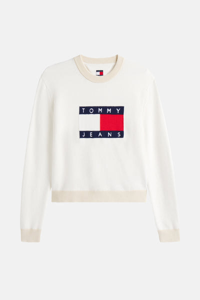 Pull écru à col rond de Tommy Jeans, avec le logo drapeau emblématique sur le devant.