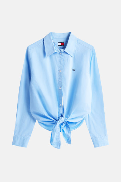 Chemise bleue à manches longues de Tommy Jeans, nouée sur le devant avec logo brodé sur la poitrine.
