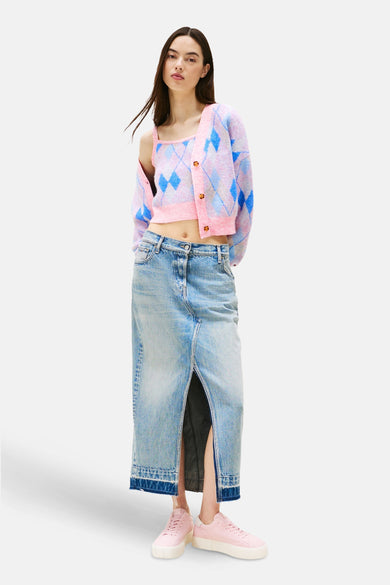 Roze ruitjesvest van TOMMY JEANS, gedragen met een bijpassend hemdje en een lange spijkerrok met split.