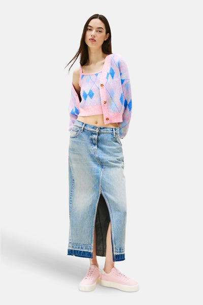 Roze ruitjesvest van TOMMY JEANS, gedragen met een bijpassend hemdje en een lange spijkerrok met split.