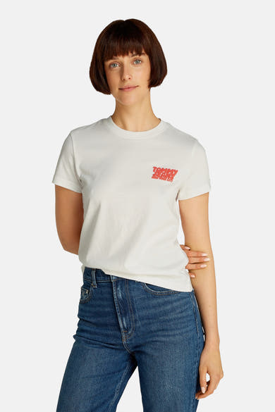 T-shirt uni blanc à manches courtes de Tommy Jeans, porté avec un jean bleu classique.