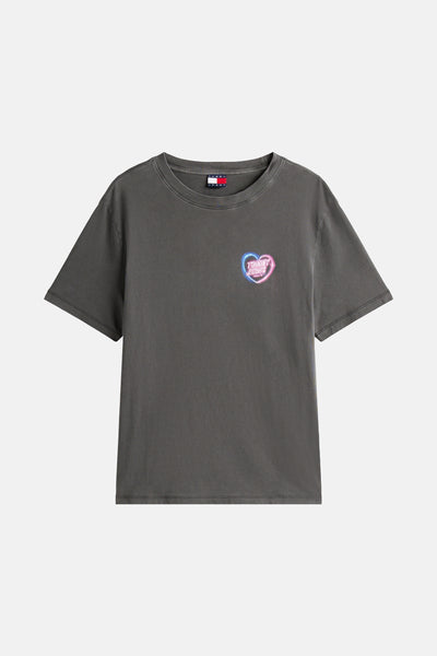T-shirt à manches courtes gris de Tommy Jeans avec un motif cœur néon sur le devant.