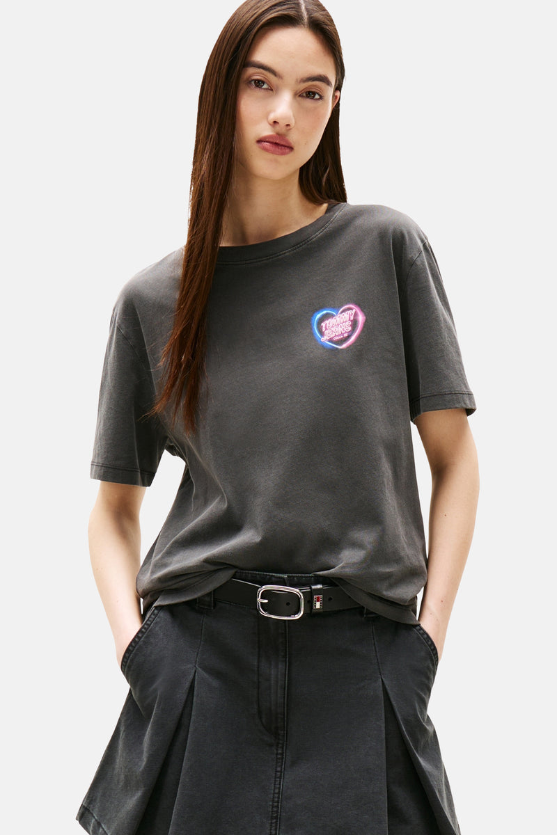 Grijs T-shirt met korte mouwen van TOMMY JEANS, met een lichtgevend hartlogo en gedragen met een zwarte rok.