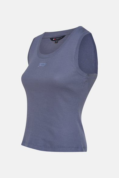 Geribd blauw hemdje van TOMMY JEANS, met geborduurd logo en verticale ribtextuur.