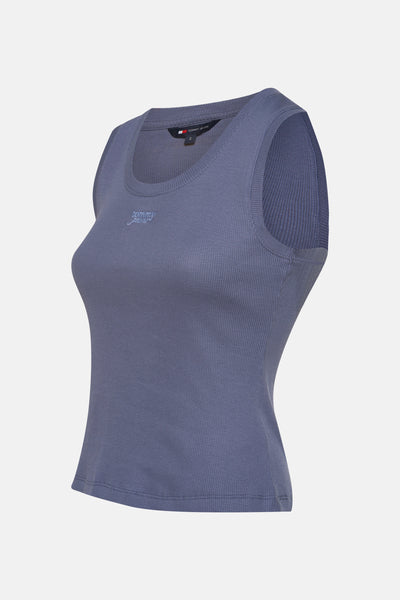 Geribd blauw hemdje van TOMMY JEANS, met geborduurd logo en verticale ribtextuur.