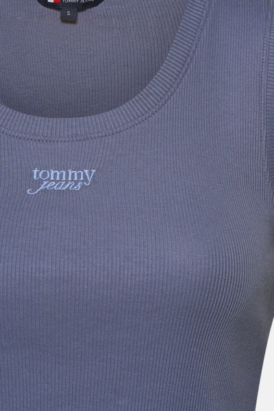 Débardeur bleu en maille côtelée de Tommy Jeans, avec logo brodé sur le devant.