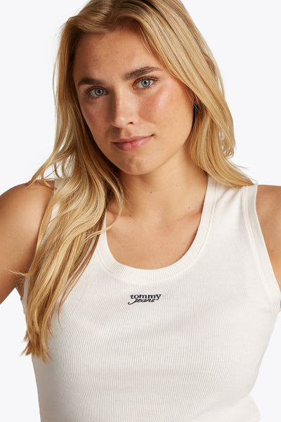 Débardeur écru côtelé de Tommy Jeans, avec logo brodé sur le devant et fines bretelles.
