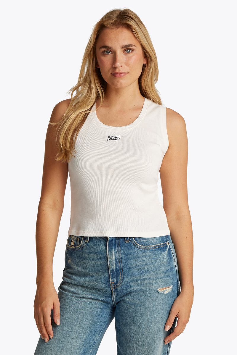 Ecru geribde tanktop van Tommy Jeans, gedragen met een licht gescheurde blauwe jeans met hoge taille.