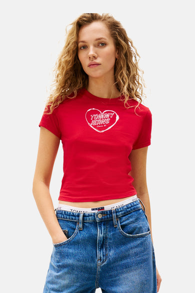 Rood T-shirt met korte mouwen van Tommy Jeans, met een hartvormig logo op de voorkant, gedragen met een high-waisted jeans.