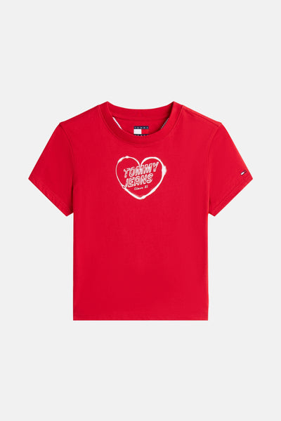 T-shirt rouge à manches courtes de Tommy Jeans avec un imprimé coeur blanc.