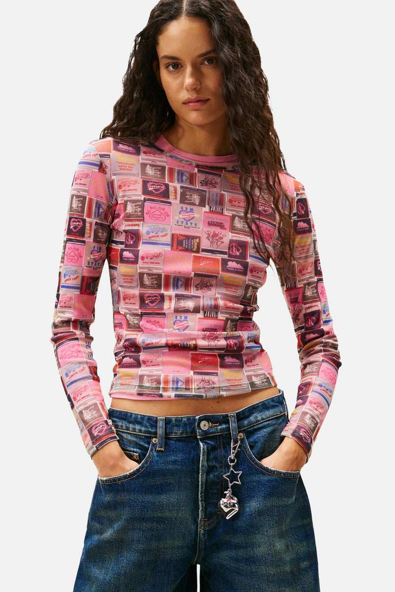 Multikleuren T-shirt met lange mouwen van TOMMY JEANS, met een grafische print, gedragen met een wijde blauwe jeans.