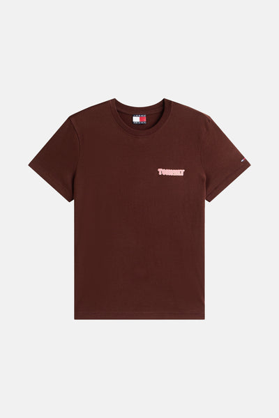 Bruin T-shirt met korte mouwen van TOMMY JEANS, met roze logo op de voorkant en kleine vlag op de mouw.