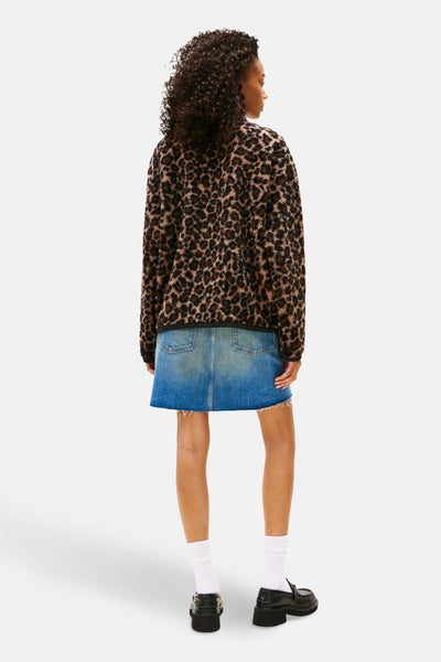 Polaire multicolore de TOMMY JEANS à motif léopard, porté avec une jupe en jean.