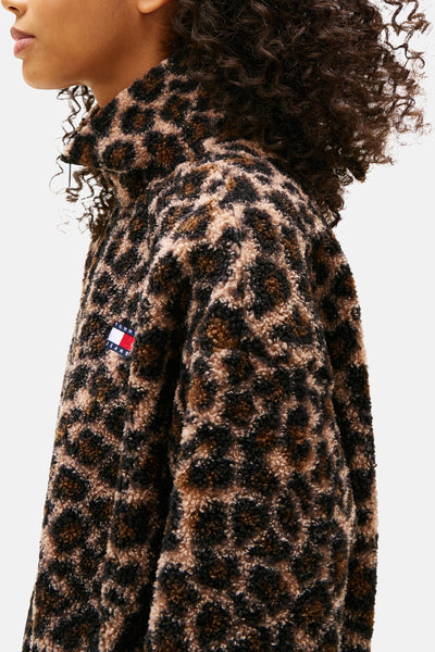 Polaire multicolore de TOMMY JEANS, motif léopard flou et patch logo sur le côté.