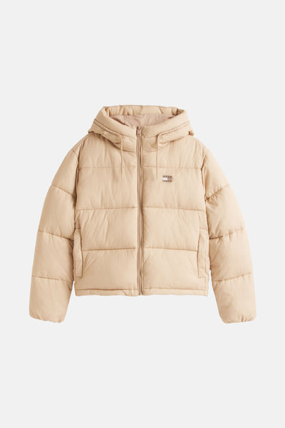 Veste courte beige de Tommy Jeans avec capuche et fermeture éclair visible.